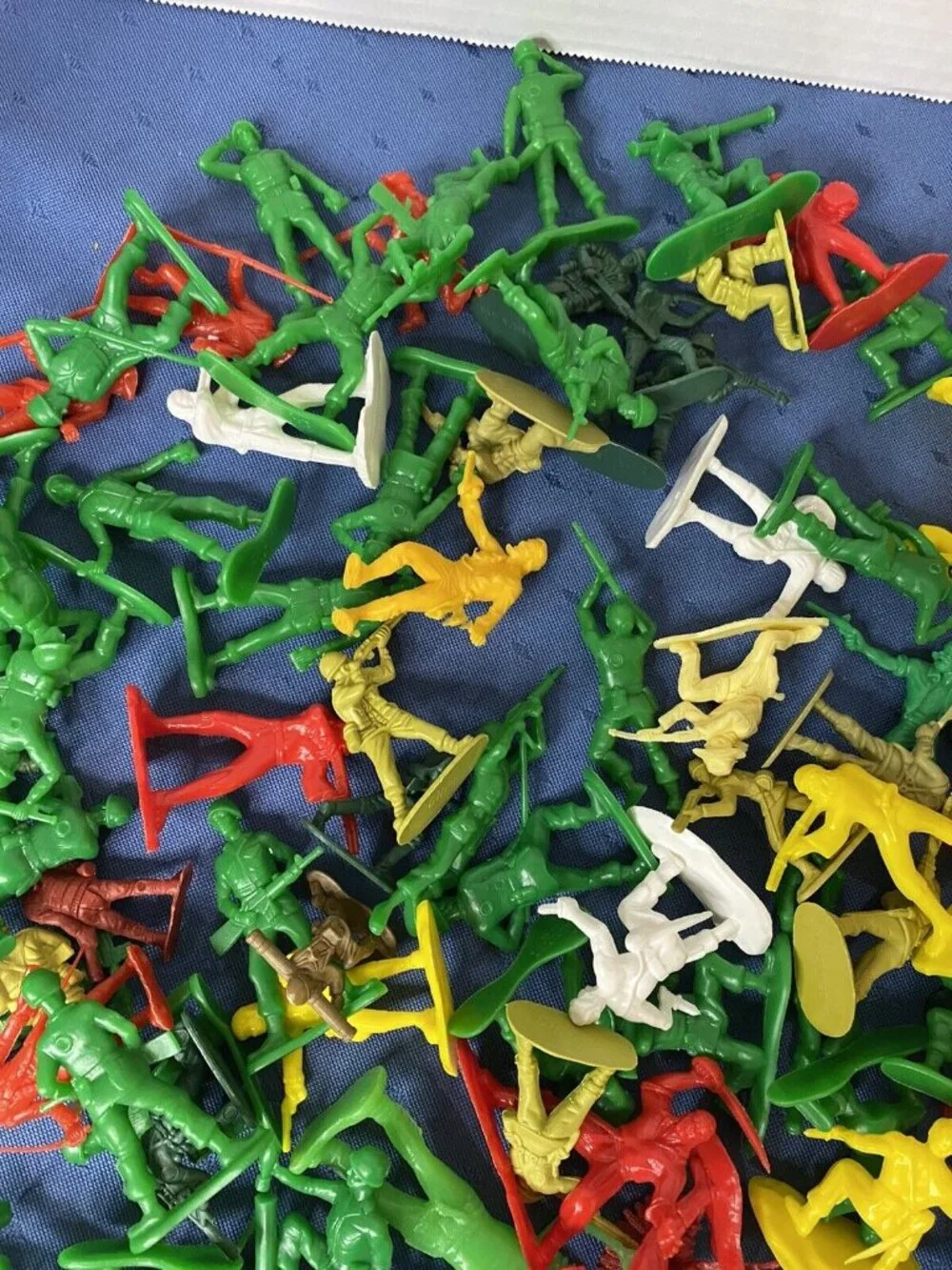 Lot Of 160 Plastic Indians Cowboys Pirates Military Frontiersmen